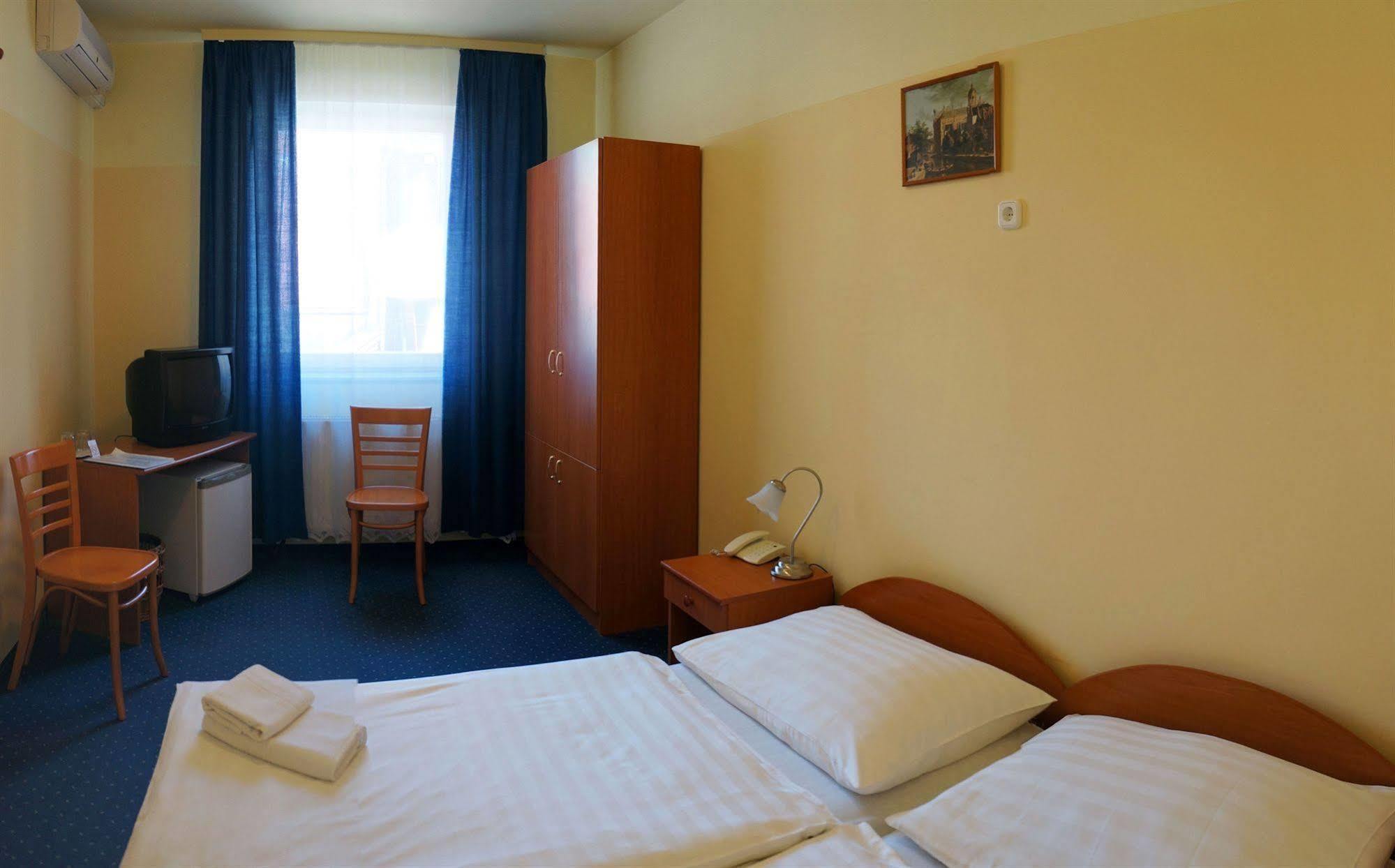 Corvin Hotel Дьёр Экстерьер фото